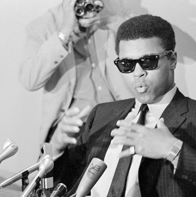 Men’s Fashion Accessories That Define a Sharp, Confident Look 17 https://cdn-ildmmeg.nitrocdn.com/HsBoHCElQfPSMjUNFwFaglHkPqsfelDP/assets/images/optimized/rev-04caedd/hespokestyle.com/wp-content/uploads/2022/01/ali-wearing-ray-ban-wayfarer-sunglasses-672x675.jpg