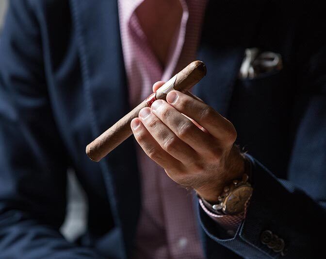 How To Hold a Cigar Properly