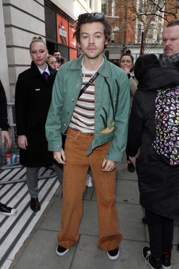 Harry Styles channeling the 2000s fashion looser fit trend