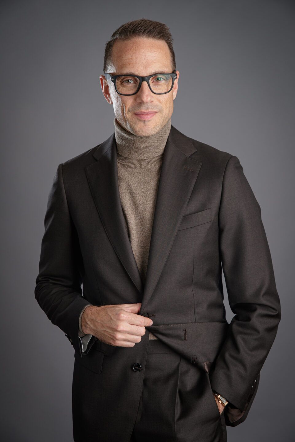 Men's Brown Suit in Luxurious Sharkskin Fabric – Timeless & Versatile