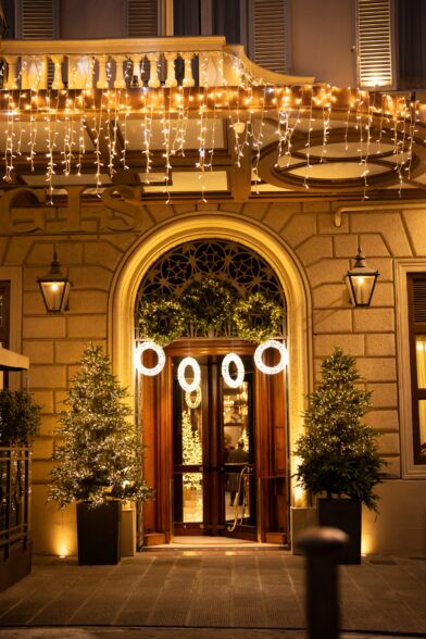 St Regis Florence entrance framed by lit garlands, wreaths and Christmas trees